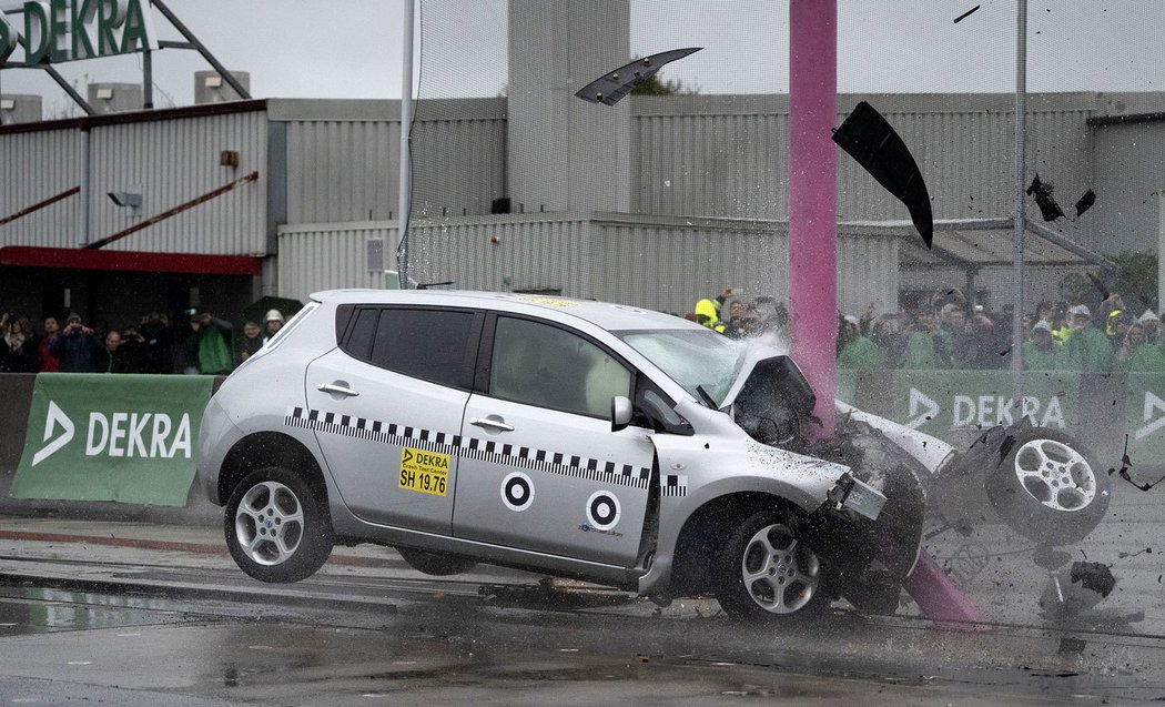 Ani při drsném nárazovém testu elektrického Nissanu Leaf v rychlosti 84 km/h nedošlo k zahoření akumulátorů. Posádka by neměla při takovém střetu moc šancí na přežití.