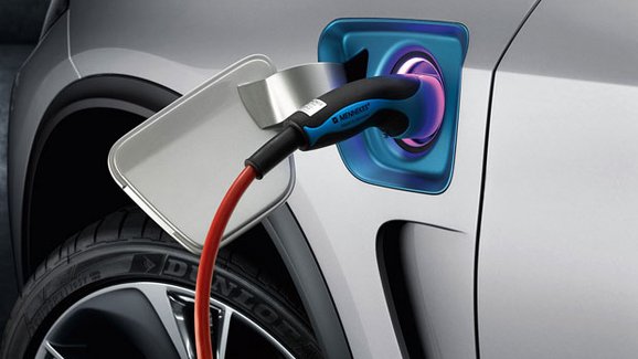 Čína chce v ulicích víc elektrických a hybridních vozidel