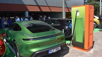Drahé elektromobily. Jejich dobíjení zdražilo až o 80 procent Drahé elektromobily. Jejich dobíjení zdražilo až o 80 procent