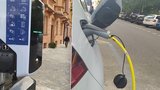 Přes 200 tisíc elektromobilů v Praze do 10 let? Hlavní město se připravuje, obnovuje kabely