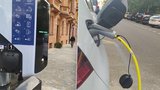 Přes 200 tisíc elektromobilů v Praze do 10 let? Hlavní město se připravuje, obnovuje kabely