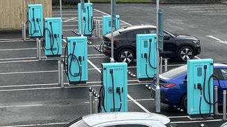 Nabíjení elektromobilu ve Velké Británii Nabíjení elektromobilu ve Velké Británii