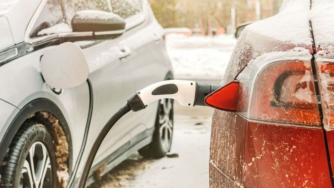 Nabíjení elektromobilu v zimě trvá výrazně déle. Podívejte se, jak tomu předejít. Nabíjení elektromobilu v zimě trvá výrazně déle. Podívejte se, jak tomu předejít.