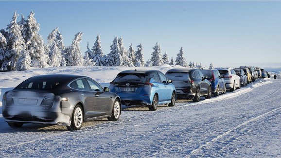 O kolik se sníží dojezd elektromobilů v zimě? Norové připravili velký srovnávací test