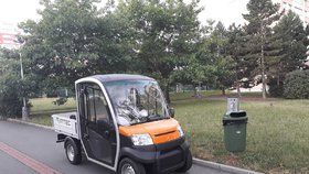 Na Jižním Městě se testují nové elektromobily pro svoz odpadu.