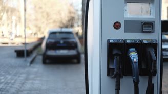 V Norsku prudce roste počet elektromobilů, vláda ale přehodnotí štědrý program dotací