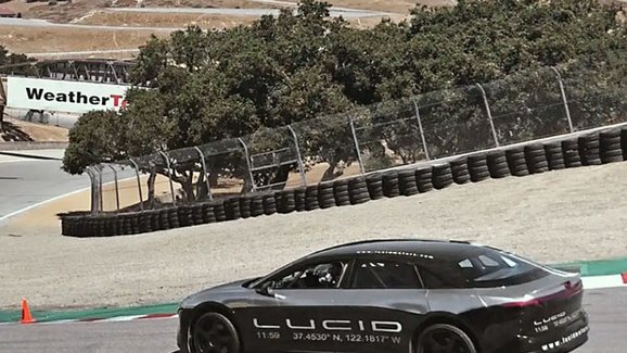 Elektromobil od Lucid Air byl na Laguna Seca rychlejší než Mustang Boss 302 Laguna Seca...