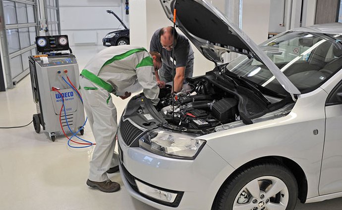 Kolik automechaniků přijde kvůli elektromobilům o práci? Počet je alarmující