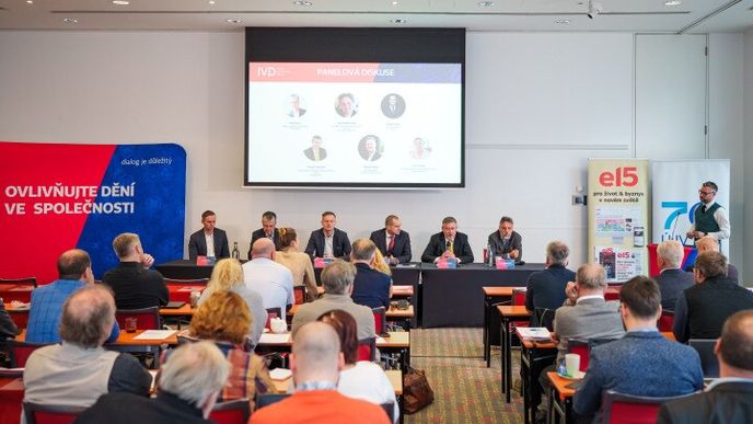 Panelová diskuze na konferenci Institutu pro veřejnou diskuzi. Na snímku zleva: Jan Staněk, ekonom, odborník na elektromobilit, tvůrce media ElektroDad; Petr Beneš, vedoucí oddělení elektromobility Teplárny Brno; Martin Klíma, generální ředitel E.ON Drive Infrastructure; Ondřej Farka, výkonný ředitel a jednatel Portin; Tomáš Chmelík, manažer útvaru realizace a správa dobíjecích stanic ČEZ; Jan Bezděkovský, pověřenec ministra dopravy pro čistou mobilitu Panelová diskuze na konferenci Institutu pro veřejnou diskuzi. Na snímku zleva: Jan Staněk, ekonom, odborník na elektromobilit, tvůrce media ElektroDad; Petr Beneš, vedoucí oddělení elektromobility Teplárny Brno; Martin Klíma, generální ředitel E.ON Drive Infrastructure; Ondřej Farka, výkonný ředitel a jednatel Portin; Tomáš Chmelík, manažer útvaru realizace a správa dobíjecích stanic ČEZ; Jan Bezděkovský, pověřenec ministra dopravy pro čistou mobilitu