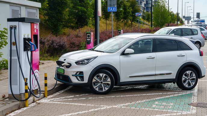 Elektroauto Kia e-niro u nabíjecí stanice (ilustrační foto)