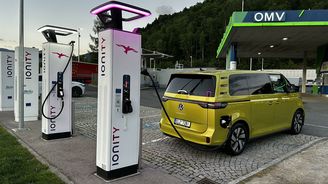 Ranní check: Elektromobily mohou zlevnit. Český dravec přetahuje zákazníky Američanům