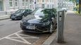 Parkování mají v Norsku elektromobily zdarma, často i s možností nabíjení