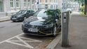 Parkování elektromobilu v Norsku, ilustrační foto.