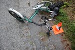 Opilý cyklista spadl z elektromotorem vytuněné skládačky.