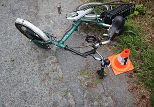 Opilý cyklista spadl z elektromotorem vytuněné skládačky.