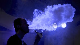Muže v USA zabila nemoc z kouření e-cigaret. Česká odbornice: Riziko tu je