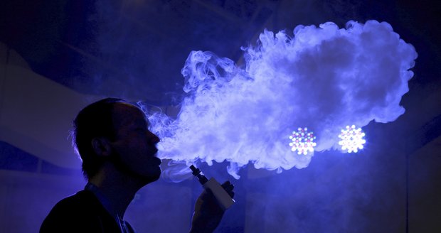 Co zabíjí kuřáky e-cigaret? Vědci: Plíce měli zjizvené jako oběti jedovatých plynů