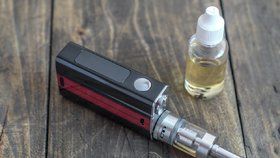 Velké nebezpečí pro batolata: Otravy tekutými náplněmi do e-cigaret! V nemocnici skončily desítky dětí