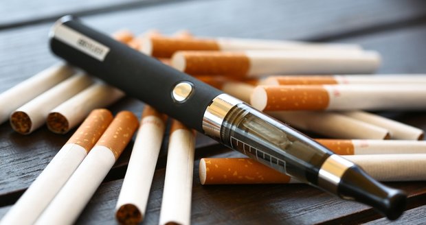 Zákaz cigaret v restauracích platí i pro ty elektronické? Ani ty bez nikotinu si nezapálíte