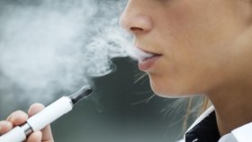 Novinky pro e-kuřáky: Stop padělkům náplní i nápis „kouření škodí zdraví“