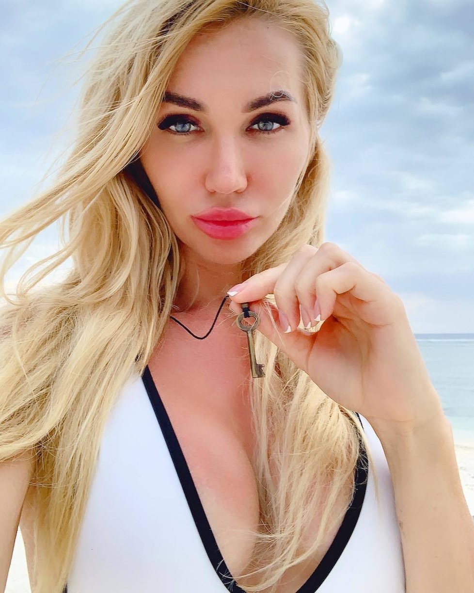 Prsatá ukrajinská modelka Elena Iwanickaya je v nelibosti, protože nechala potetovat svého kocoura.