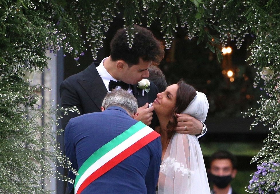 Krásná dědička impéria Lamborghini se vdala: Honosná svatba proběhla v luxusní vile
