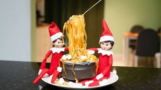 Zlobivý domácí elf dělal celý advent neplechy. Tradice z USA se dostala i do Česka Zlobivý domácí elf dělal celý advent neplechy. Tradice z USA se dostala i do Česka