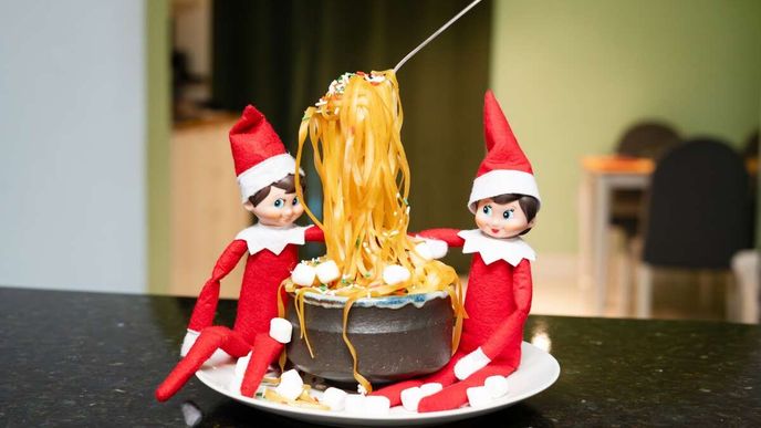 Elfové tropí pěkné neplechy. Elfové tropí pěkné neplechy.