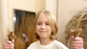 Chlapec Eli McGee (11) si nikdy nestříhal své vlasy na krátko. Poté, co jeho maminka onemocněla rakovinou, se rozhodl své vlasy věnovat na výrobu paruk pro onkologicky nemocné.