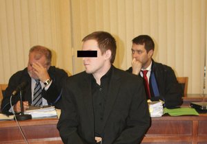 Před soudem v Brně stojí Jan E. (25), který podle obžaloby zavraždil prostitutku (65!), aby uspokojil svoje sadisticko-agresivní sexuální choutky. Ženu měl udeřit několikrát do hlavy a škrtit vodítkem na psa. Hrozí mu až 18 let vězení.