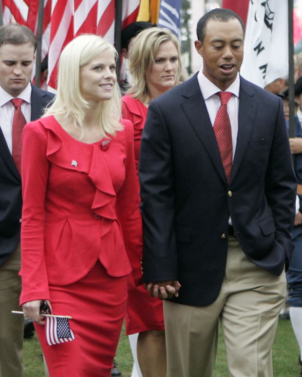 To je krásný páreček. Elin Nordegren celá v červenm a její manžel Tiger Woods To je krásný páreček. Elin Nordegren celá v červenm a její manžel Tiger Woods