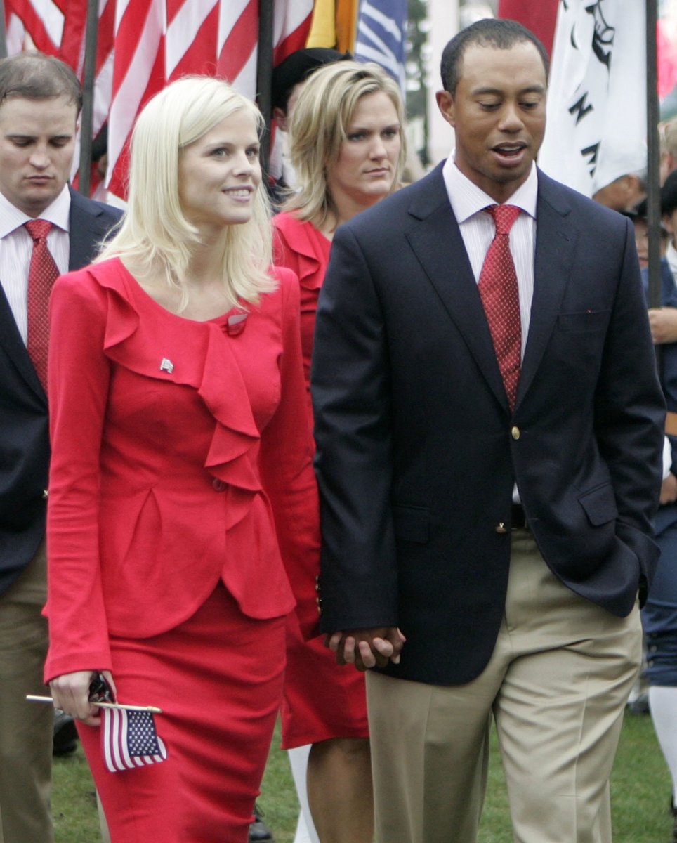 To je krásný páreček. Elin Nordegren celá v červenm a její manžel Tiger Woods 