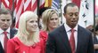 To je krásný páreček. Elin Nordegren celá v červenm a její manžel Tiger Woods