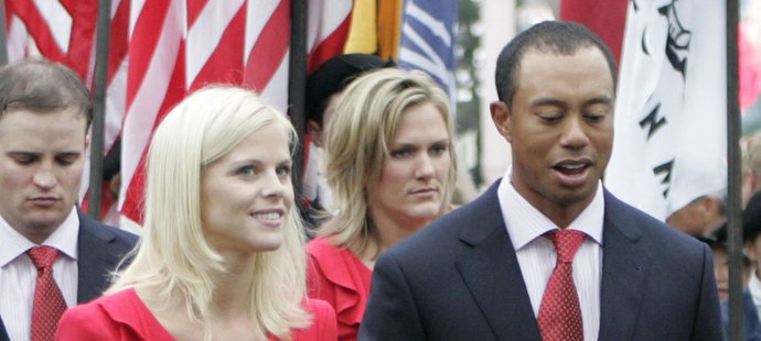 To je krásný páreček. Elin Nordegren celá v červenm a její manžel Tiger Woods