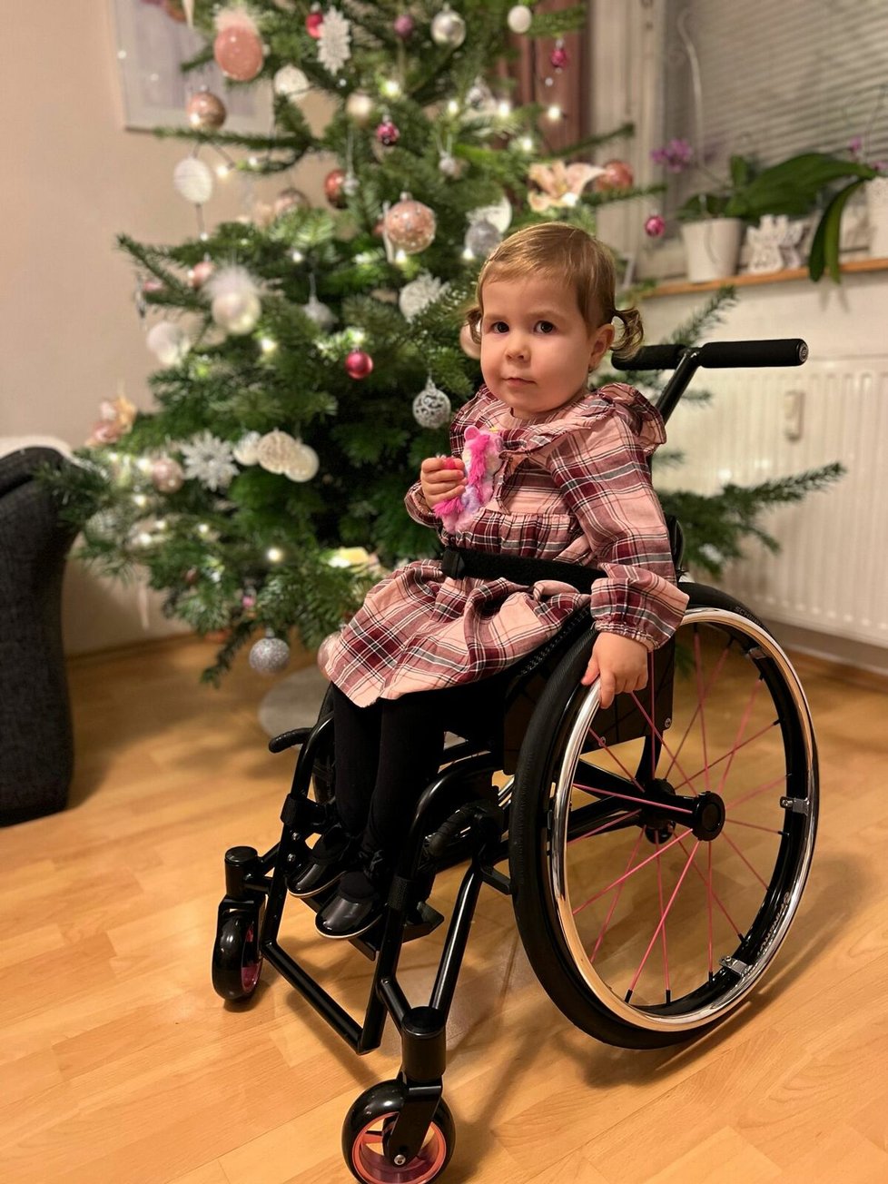Elinka ve dvou letech bravurně ovládá svůj invalidní vozík.