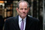 Bývalý guvernér Eliot Spitzer čelí obvinění z napadení ruské milenky.