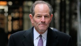 Bývalý guvernér Eliot Spitzer čelí obvinění z napadení ruské milenky.