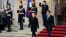 Francouzská premiérka Élisabeth Borneové předala vládu Gabrielu Attalovi (9.1.2023)