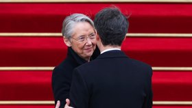 Francouzská premiérka Élisabeth Borneové předala vládu Gabrielu Attalovi (9.1.2023)