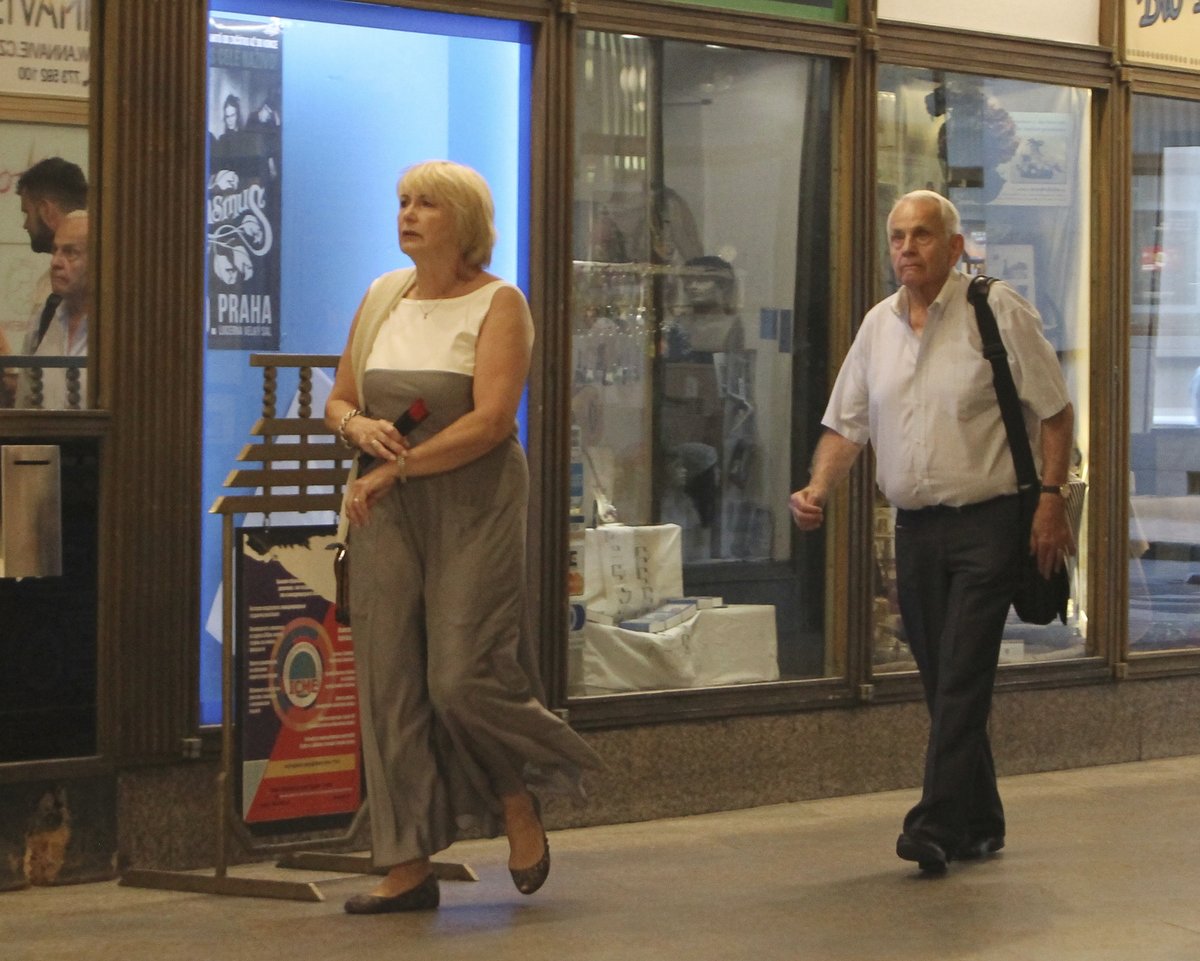 Eliška Balzerová s manželem odcházejí z Polívkovy oslavy