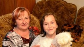 Říjen 2015: Tatínek Miloslav byl v práci, a tak se Eliška vyfotila s maminkou Boženkou a fenkou Daisy.