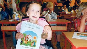 Eliška se cítila ve škole tak dobře, že třídu nechtěla ani po slavnostním zahájení roku opustit. Stále se chlubila pamětním listem i medailí.