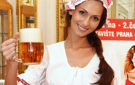 Eliška má české pivo v oblibě