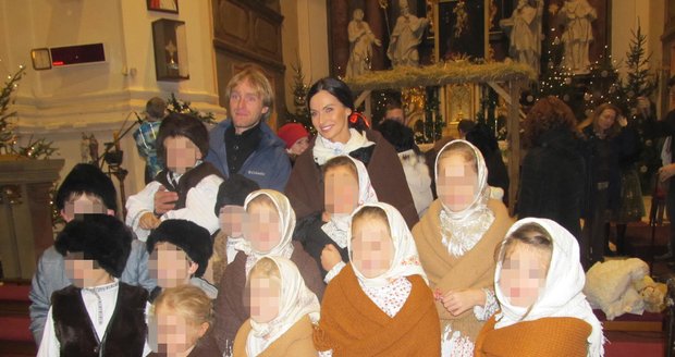 Bučková s Vágnerem vyrazili společně na Vánoce do kostela za dětským sborem.