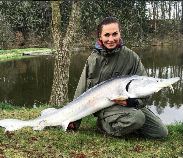 Eliška Bučková se vedle Jakuba vrhla i na rybaření.