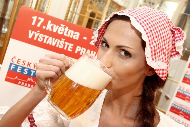 Dopomohlo pivo Elišce k většímu dekoltu?