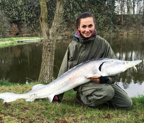 Eliška Bučková vyměnila barbie oblečky za rybářský ohoz.