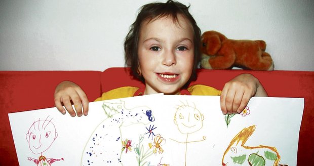 Eliška s obrázkem, který dědečkovi namalovala