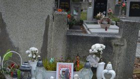 Eliščin hrob stále zdobí bílé květy.