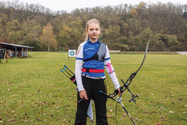 Eliška FIALOVÁ:11let, Hradec, učarovala ji lukostřelba, Mistryně ČR v mladších žácích, dále 1. místo v Poháru ČLS v terčové lukostřelbě v žácích do 10 let aj.